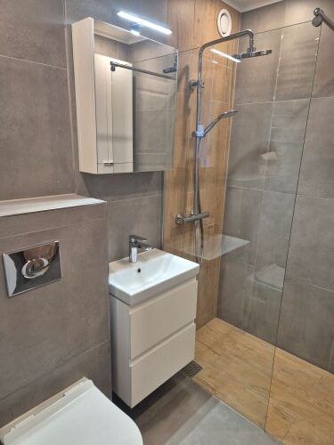 Skinnende rent badeværelse efter professionel rengøring